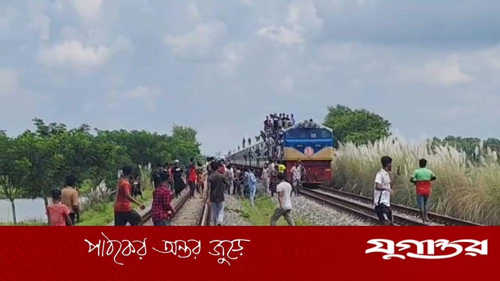 আখাউড়ায় রেলপথ অবরোধ করে বিক্ষোভ