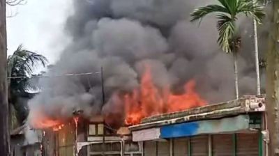 কটূক্তির প্রতিবাদে কুমিল্লায় মাজার পুড়িয়ে দিয়েছে বিক্ষুব্ধ জনতা