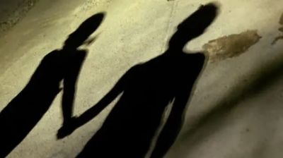 স্বামীকে বাবার বাড়ি রেখে প্রেমিকের হাত ধরে পালালেন তরুণী