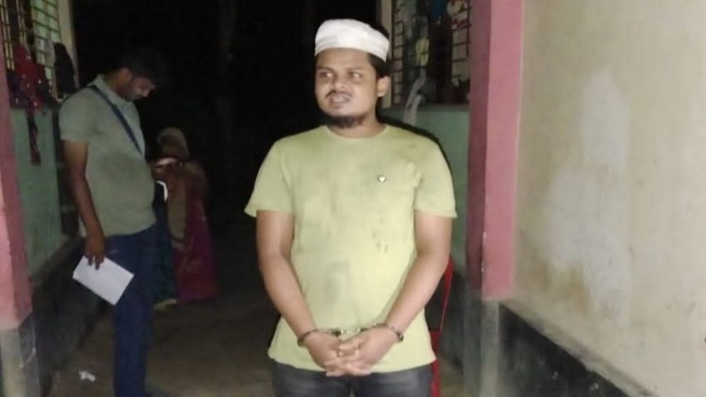 নুরাল পাগলার দরগা থেকে লুট হওয়া জেনারেটরসহ যুবক গ্রেফতার