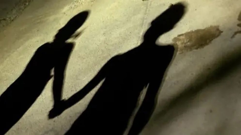 স্বামীকে বাবার বাড়ি রেখে প্রেমিকের হাত ধরে পালালেন তরুণী