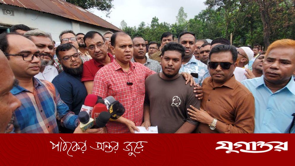 বগুড়ায় অগ্নিকাণ্ডে নিঃস্ব পরিবারগুলোর পাশে দাঁড়ালেন তারেক রহমান