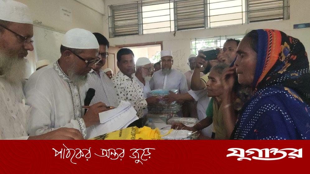 তিন শতাধিক হিন্দু ধর্মাবলম্বী নারীকে শাড়ি উপহার দিল জামায়াত