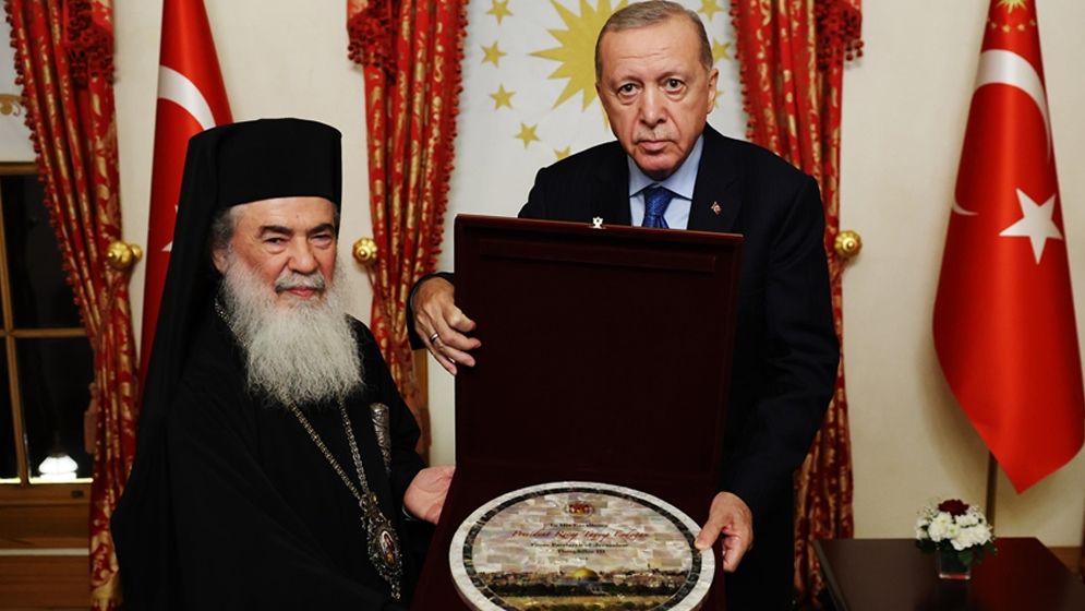 এরদোগানকে খলিফা উমরের (রা.) সঙ্গে খ্রিষ্টানদের চুক্তিপত্রের প্রতিলিপি উপহার দিলেন জেরুজালেমের পাদরি