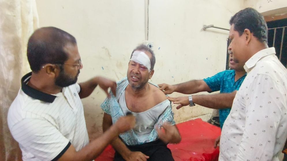 কুয়াকাটায় আইনজীবীকে পিটিয়ে ও কুপিয়ে জখম