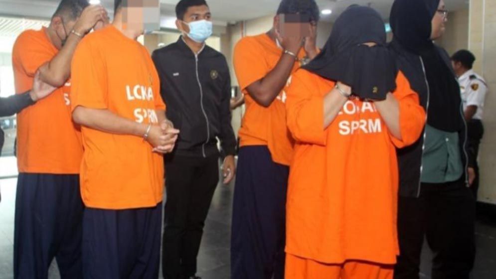 মালয়েশিয়া ইমিগ্রেশনের ২০ কর্মকর্তা বরখাস্ত