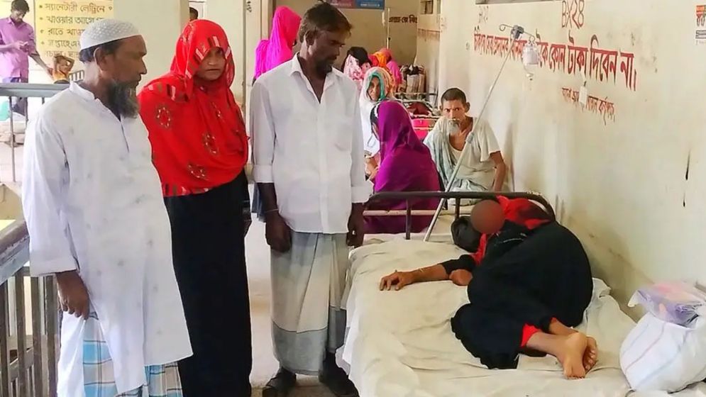 বেঁধে মারধর, বুকের ওপর পা চেপে মেয়ের আর্তনাদ শোনাল বাবাকে