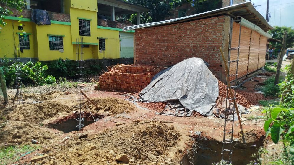 লোহাগাড়ায় স্কুলের জায়গায় অবৈধ স্থাপনা