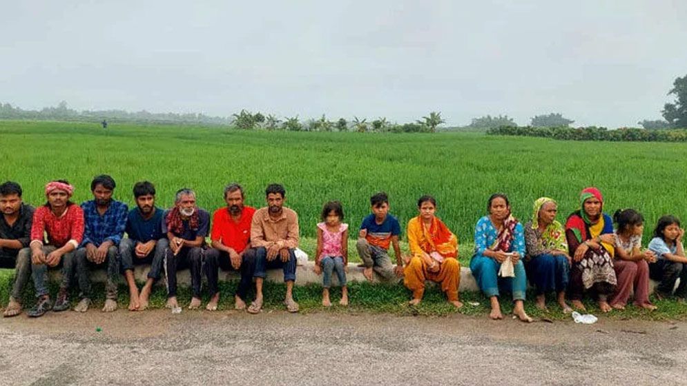 নওগাঁ সীমান্ত দিয়ে ১৬ জনকে পুশইন বিএসএফের