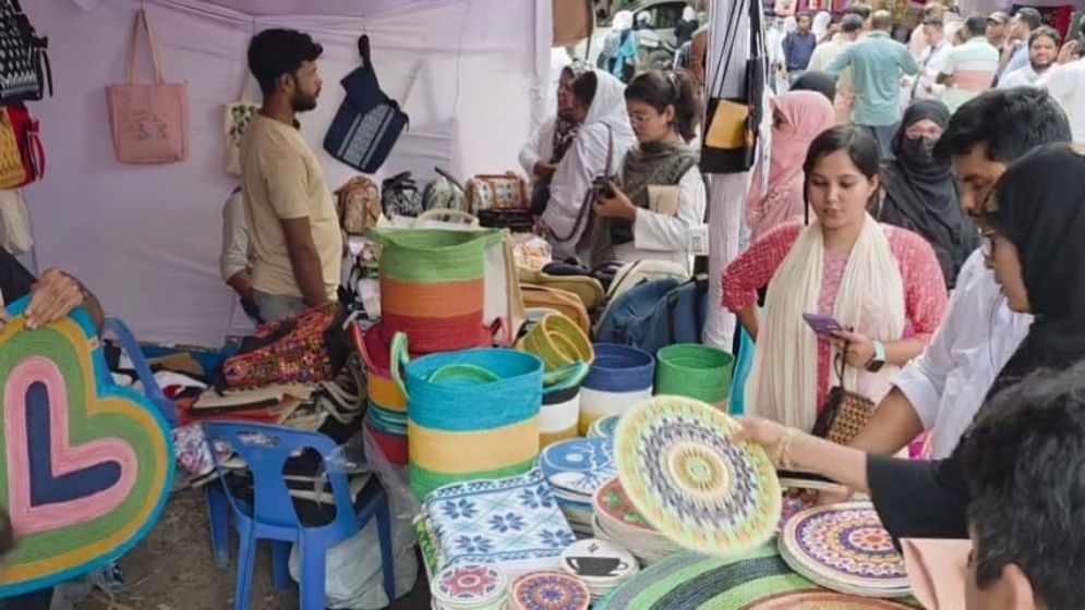 ঢাকা জেলা প্রশাসন প্রাঙ্গনে পাটপণ্য মেলায় ১২ লাখ টাকার বিক্রি