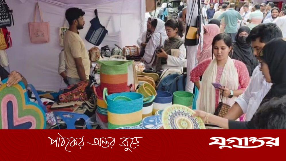 ঢাকা জেলা প্রশাসন প্রাঙ্গনে পাটপণ্য মেলায় ১২ লাখ টাকার বিক্রি