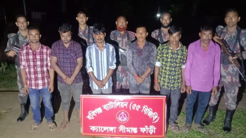 অবৈধভাবে ভারতে প্রবেশকালে বিজিবির হাতে আটক ৬