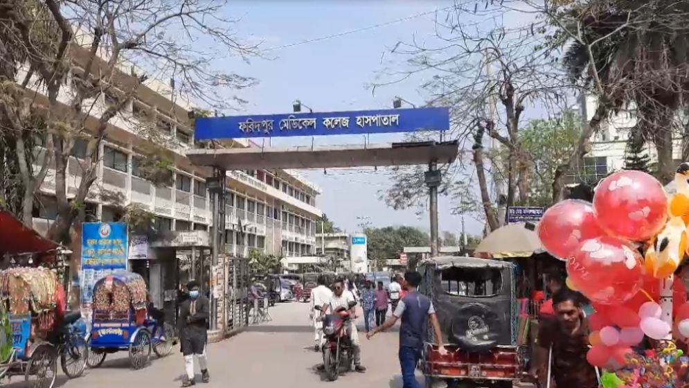 পাঁচ বছরের ছেলেকে গলাকেটে হত্যার পর মায়ের আত্মহত্যা