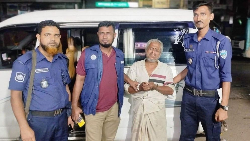 লোহাগাড়ায় ব্যবসায়ী শাহ আলম হত্যার মূলহোতা গ্রেফতার