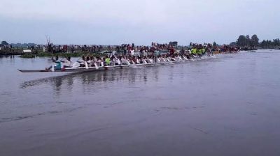 নৌকাবাইচ দেখতে সাতাই তীরে মানুষের ঢল