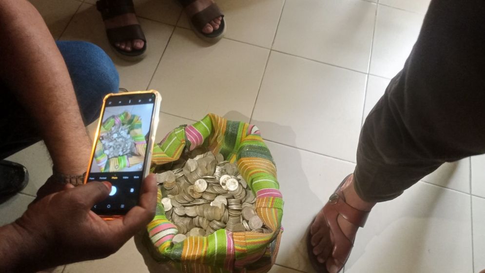 চুয়াডাঙ্গায় মাটি খুঁড়তেই মিলল কলসভর্তি রুপার মুদ্রা