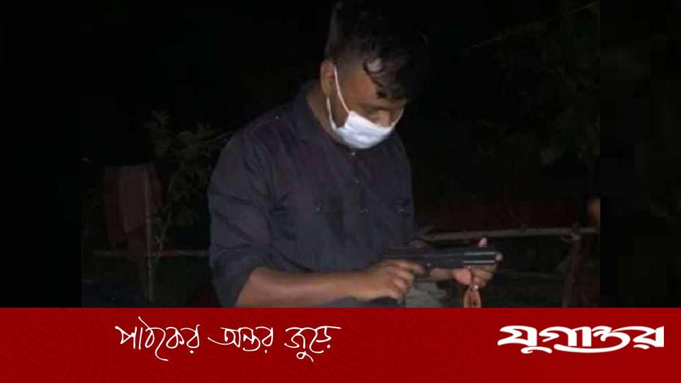 পিস্তল হাতে ছাত্রলীগ নেতার ছবি ভাইরাল, বাড়ছে আতঙ্ক
