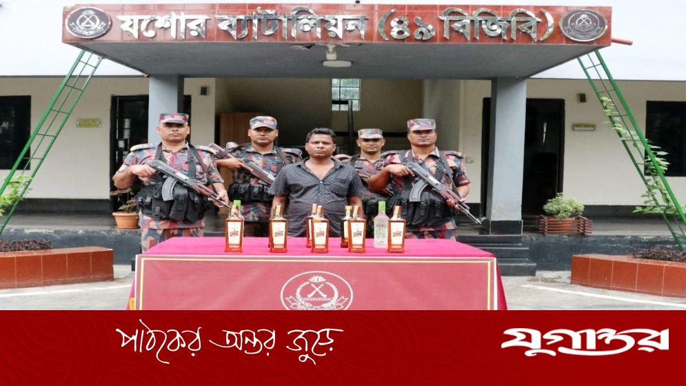 বিদেশি মদসহ ভারতীয় নাগরিক আটক