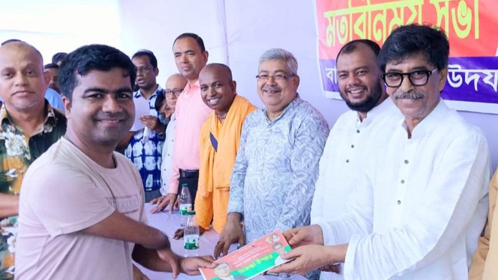 কুমিল্লার ১৩১ মণ্ডপে তারেক রহমানের শুভেচ্ছা উপহার