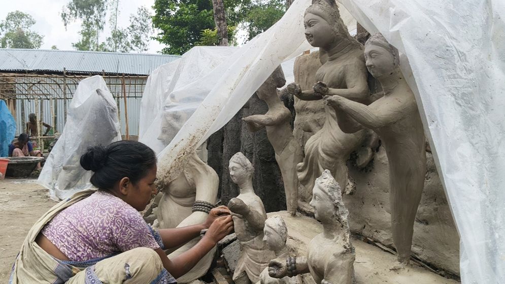 পুরুষের পাশাপাশি প্রতিমা গড়ছেন নারী শিল্পীরাও