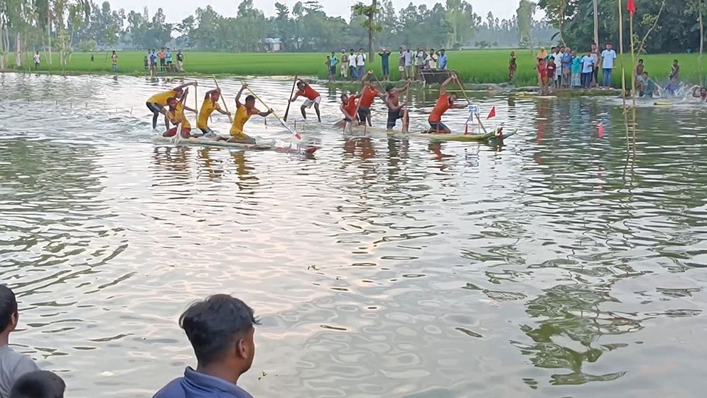 কুড়িগ্রামে ভেলার বাইচ জিতে দুই খাসি পেল গরিবের বন্ধু