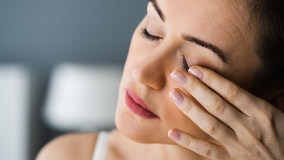 বাঁ চোখ না ডান চোখ কাঁপছে, এটি জটিল রোগের পূর্ব লক্ষণ নয় তো?