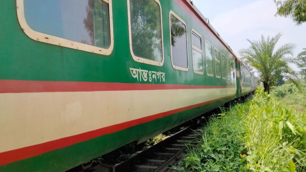 শায়েস্তাগঞ্জে পারাবতের ইঞ্জিন বিকল, ট্রেন চলাচল বন্ধ