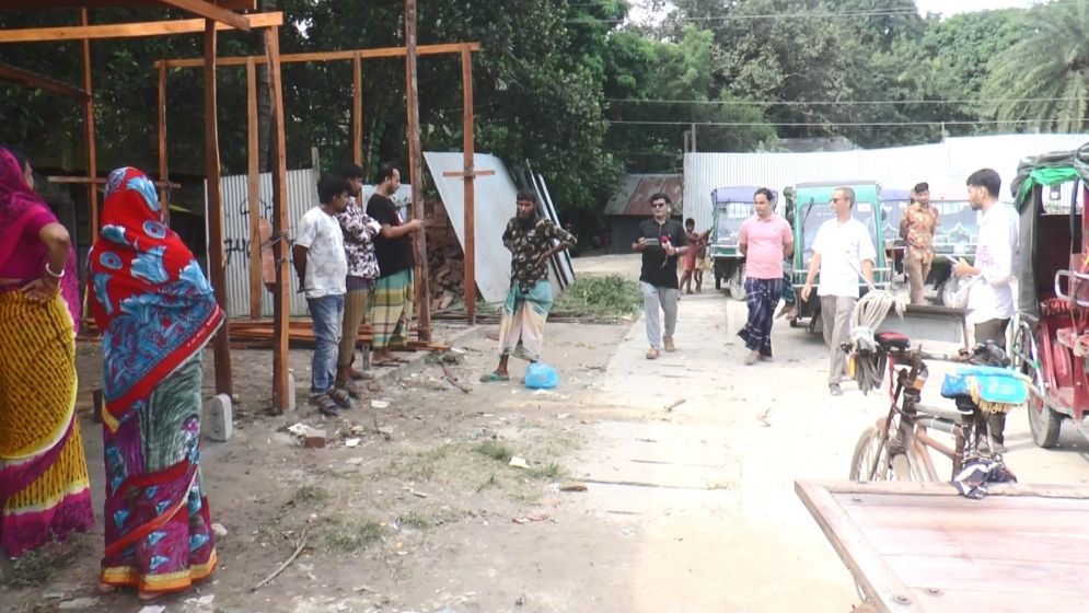 মাদারীপুরে সংখ্যালঘু বৃদ্ধার জমি দখলের অভিযোগ, থানা পুলিশও নির্বিকার