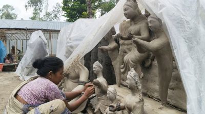 পুরুষের পাশাপাশি প্রতিমা গড়ছেন নারী শিল্পীরাও