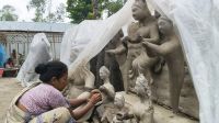 পুরুষের পাশাপাশি প্রতিমা গড়ছেন নারী শিল্পীরাও
