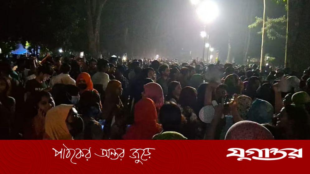 পোষ্য কোটা বাতিলের দাবিতে উপাচার্যের বাসভবনের সামনে রাবি শিক্ষার্থীদের অবস্থান