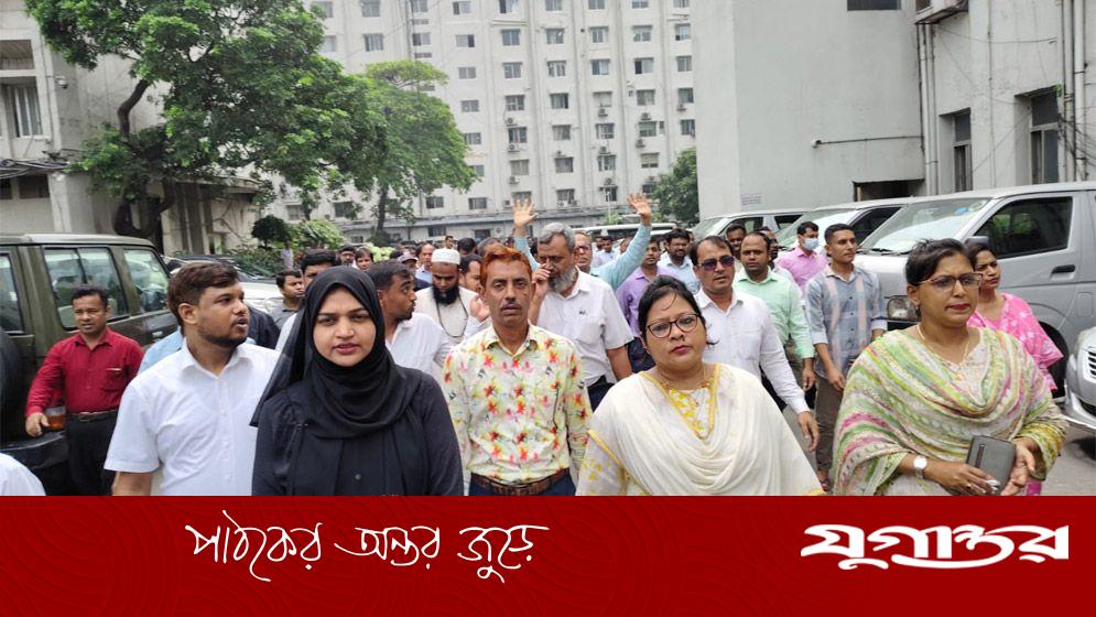 বিভিন্ন দাবিতে সচিবালয়ে কর্মচারীদের বিক্ষোভ