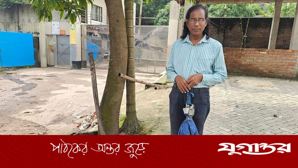 যে কারণে এক বছর ধরে প্রতিদিন কারখানার সামনে অবস্থান নজরুলের