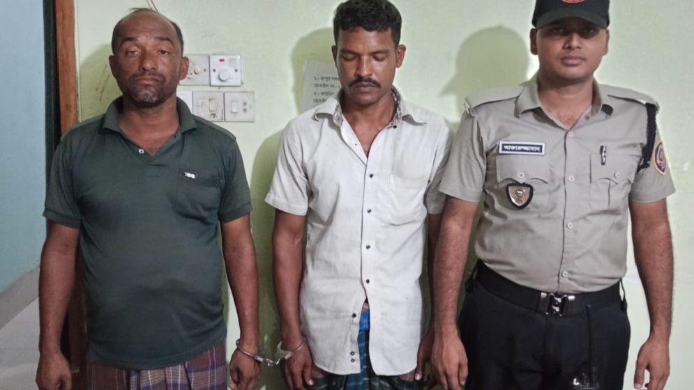 বাস তল্লাশি করে ইয়াবাসহ দুই মাদক কারবারি আটক