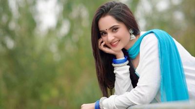 উড়ছেন কেয়া পায়েল