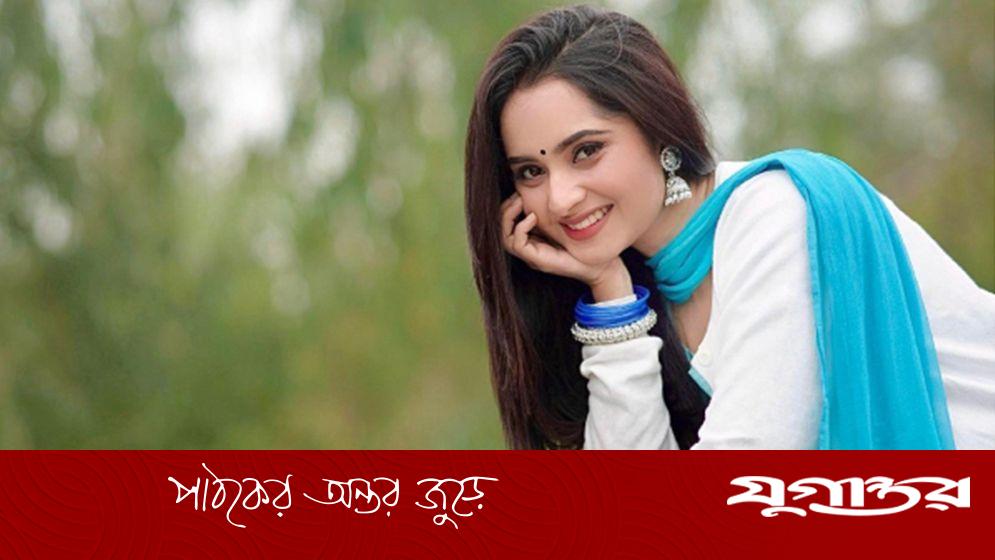 উড়ছেন কেয়া পায়েল