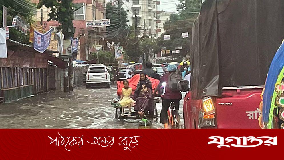 রাতভর বৃষ্টিতে নাকাল রাজধানীবাসী
