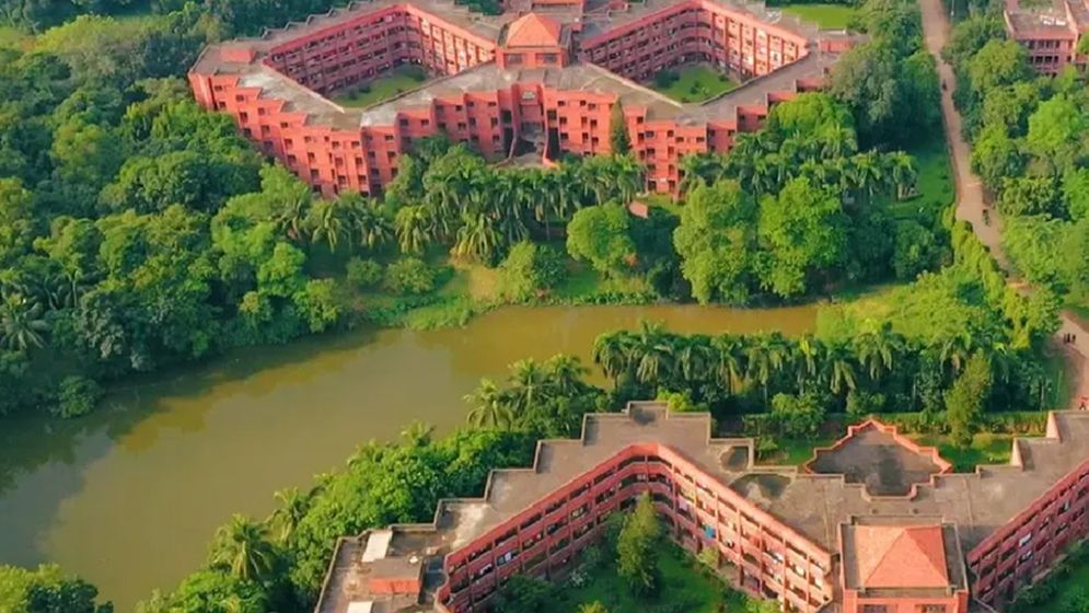 হলের ছাদে দলবল নিয়ে মদপান ও গাঁজা সেবন জাবি ছাত্রদল নেতার