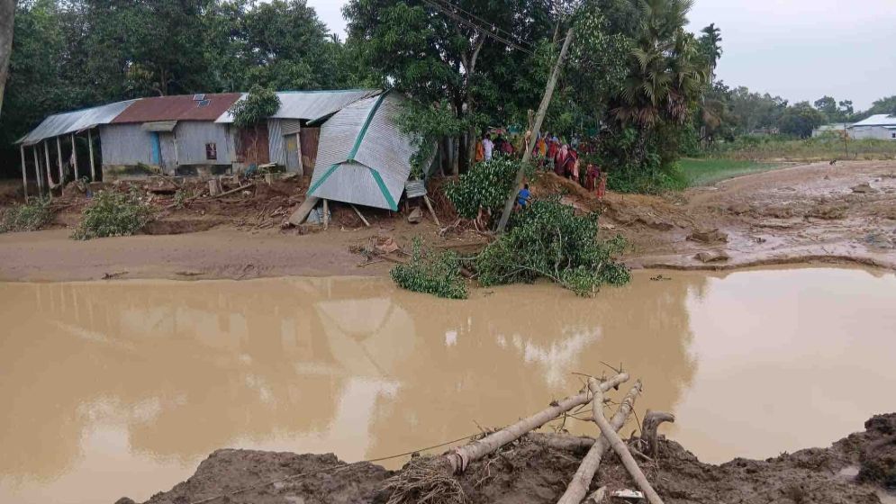 বন্যায় কোটি টাকার ফসলের ক্ষতি, ক্ষতিগ্রস্ত ১২০ মিটার বাঁধ