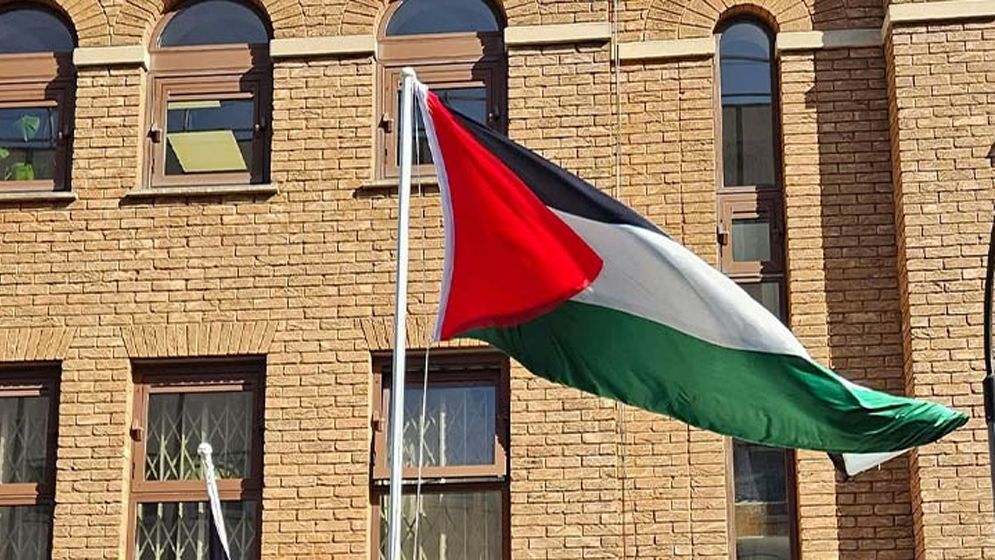 লন্ডন দূতাবাসে উড়ল ফিলিস্তিন পতাকা