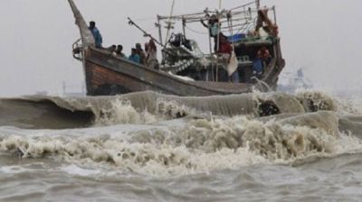 উত্তাল সাগরে শতাধিক ট্রলার, কূলে আতঙ্ক