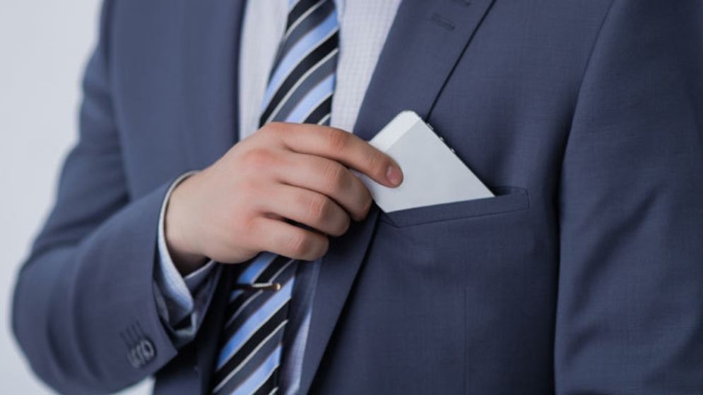 ছাত্রলীগ নেতার চকচকে আইফোন ডিবির পকেটে