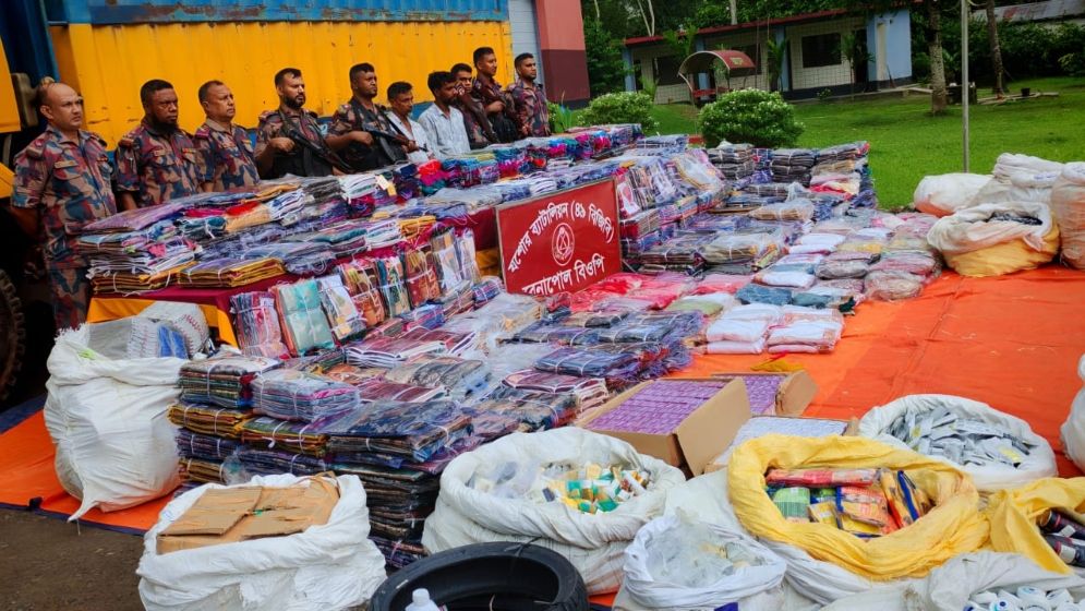 বেনাপোলে আড়াই কোটি টাকার ভারতীয় পণ্য জব্দ, আটক ২