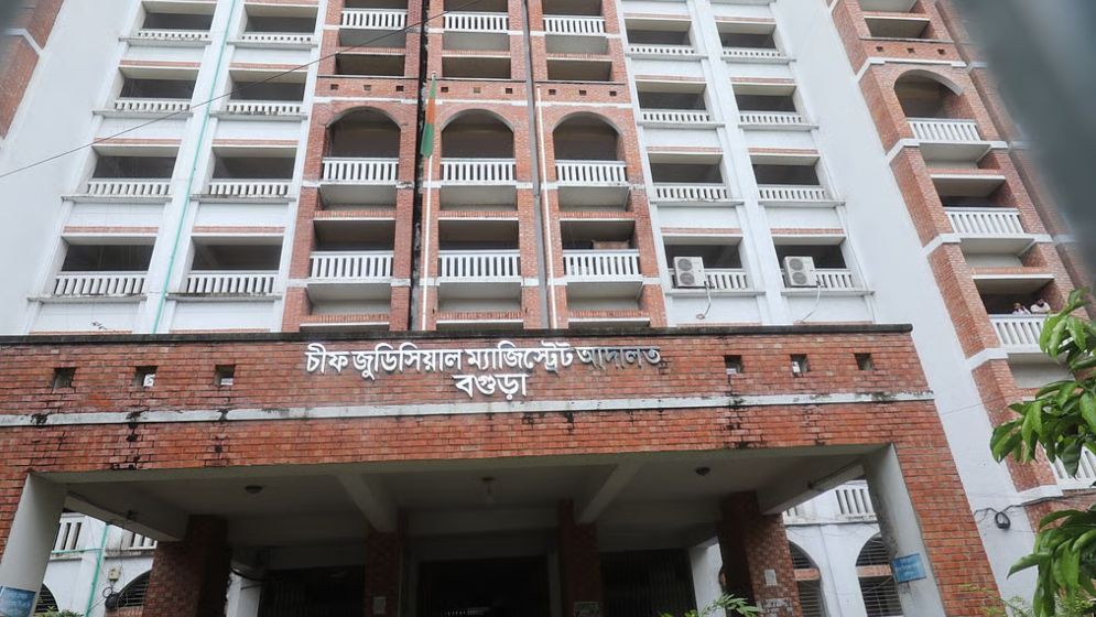 হাজতখানার সামনে থেকে পালাল আসামি, ৬ পুলিশ প্রত্যাহার