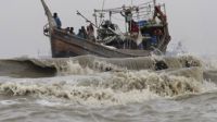 উত্তাল সাগরে শতাধিক ট্রলার, কূলে আতঙ্ক