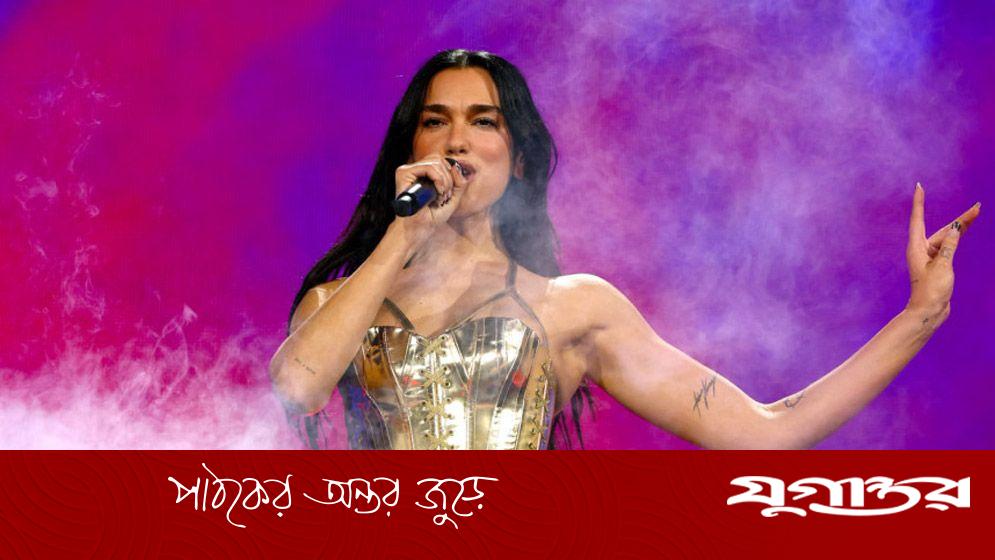 ইসরাইলের পক্ষে অবস্থান নেওয়ায় ম্যানেজারকে বরখাস্ত করলেন দুয়া লিপা