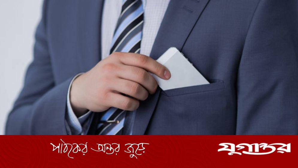 ছাত্রলীগ নেতার চকচকে আইফোন ডিবির পকেটে
