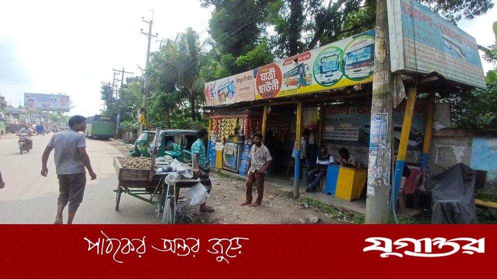 রায়পুরের সড়ক ও জনপথ কার্যালয় যেন মাদকের ‘আড্ডাখানা’