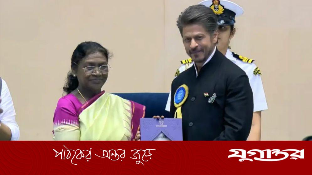 আক্ষেপ ঘুচল শাহরুখের, ছুঁয়ে দেখলেন জাতীয় পুরস্কার