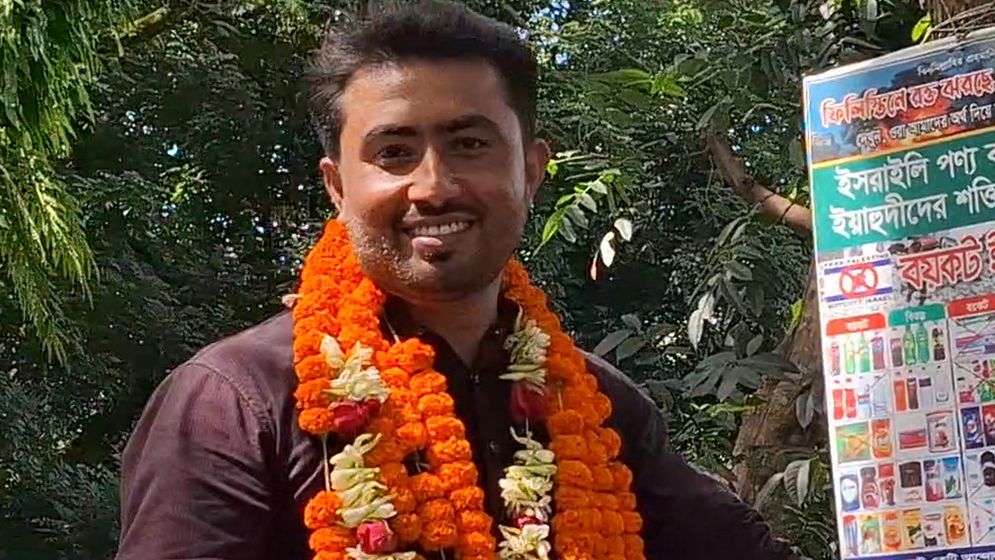 ভিপি হয়ে গ্রামের বাড়িতে জিতু, ফুলের মালায় বরণ